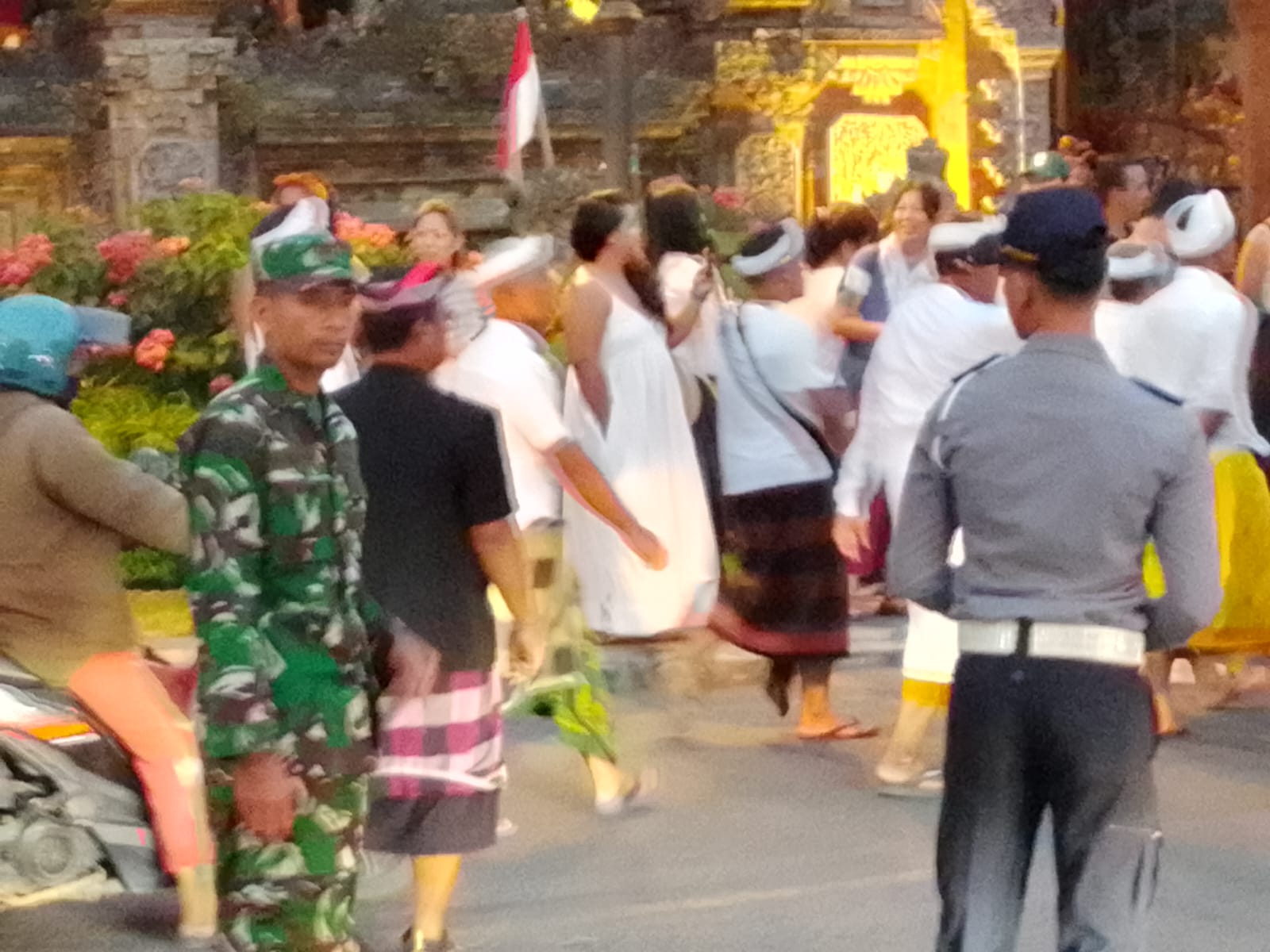 Rekayasa Arus Lalu Lintas, Babinsa Ubud Pastikan Prosesi Melasti Berjalan Lancar