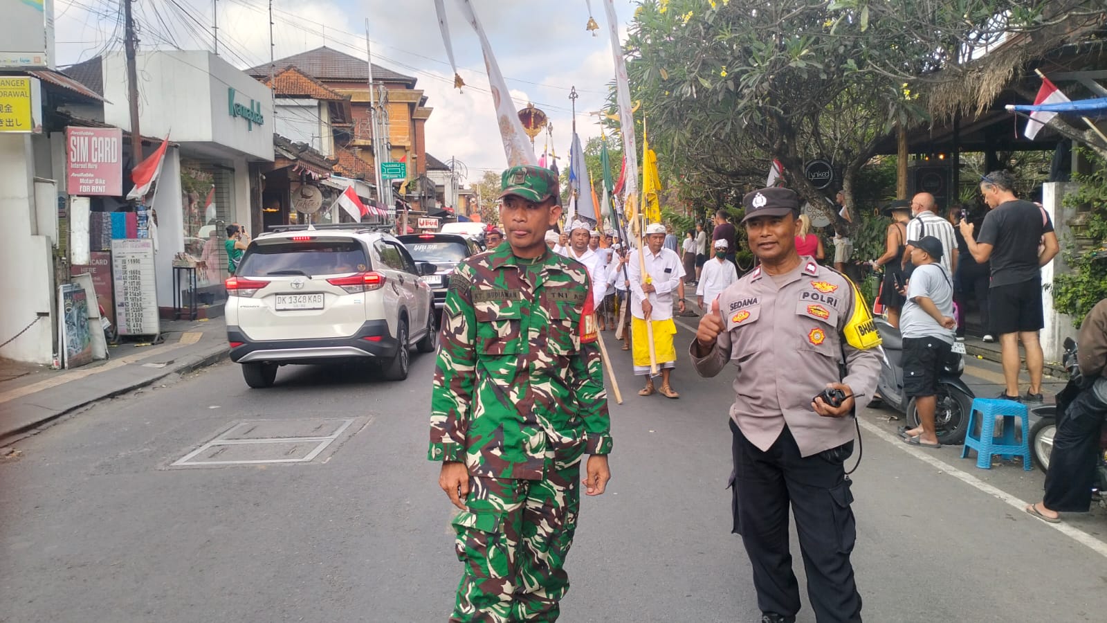 Sinergi Babinsa, Bhabinkamtibmas dan Pecalang Wujudkan Kelancaran Upacara Adat di Ubud