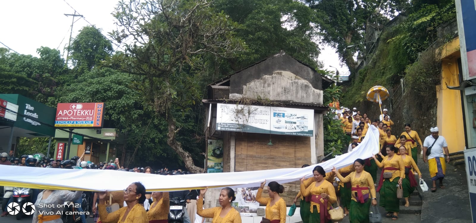 Babinsa Ubud Bersama Aparat Terkait Amankan Prosesi Melasti di Pura Campuhan
