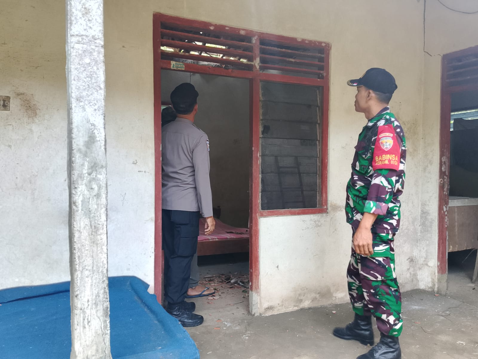 Aksi Sigap Babinsa Siangan Saat Pohon Tumbang Timpa Rumah Warga