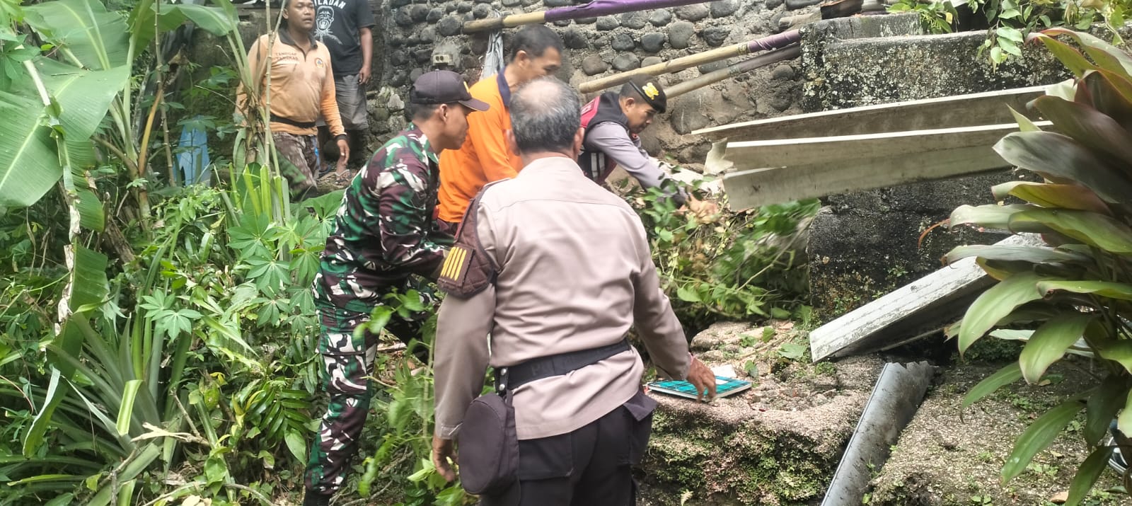 Babinsa Siangan Gerak Cepat Evakuasi Pohon Tumbang di Banjar Siladan