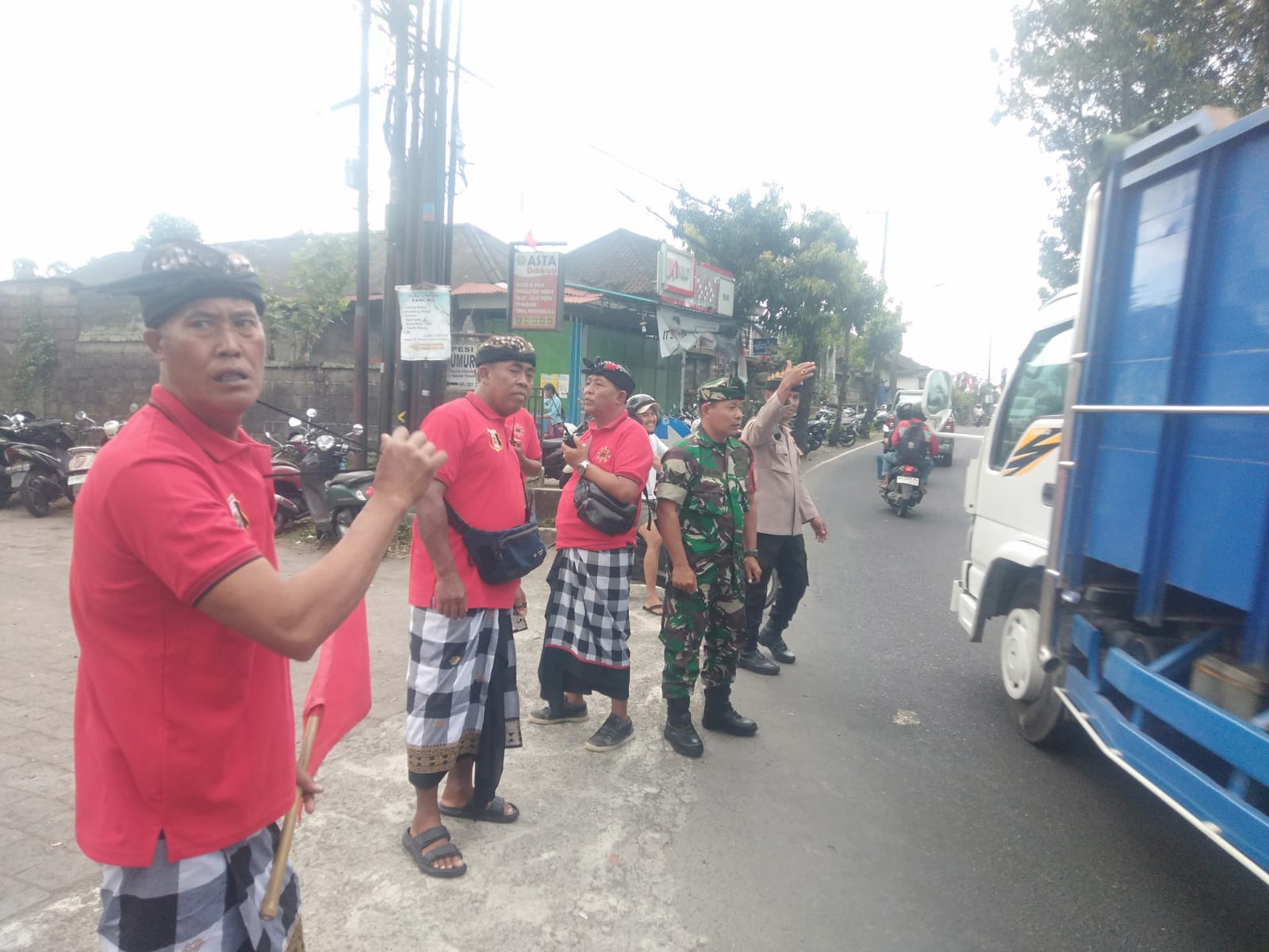 Peran Aktif Babinsa Bedulu Wujudkan Keamanan dan Ketertiban Upacara Ngaben Massal