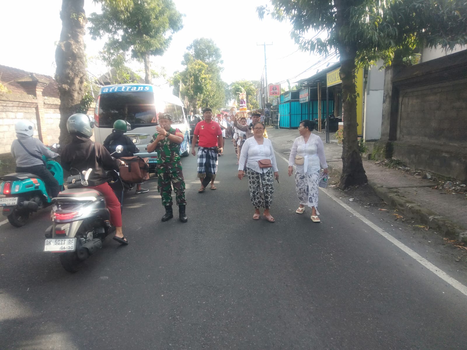 Sinergi Babinsa dan Masyarakat Sukseskan Ngaben Massal di Desa Wanayu Mas