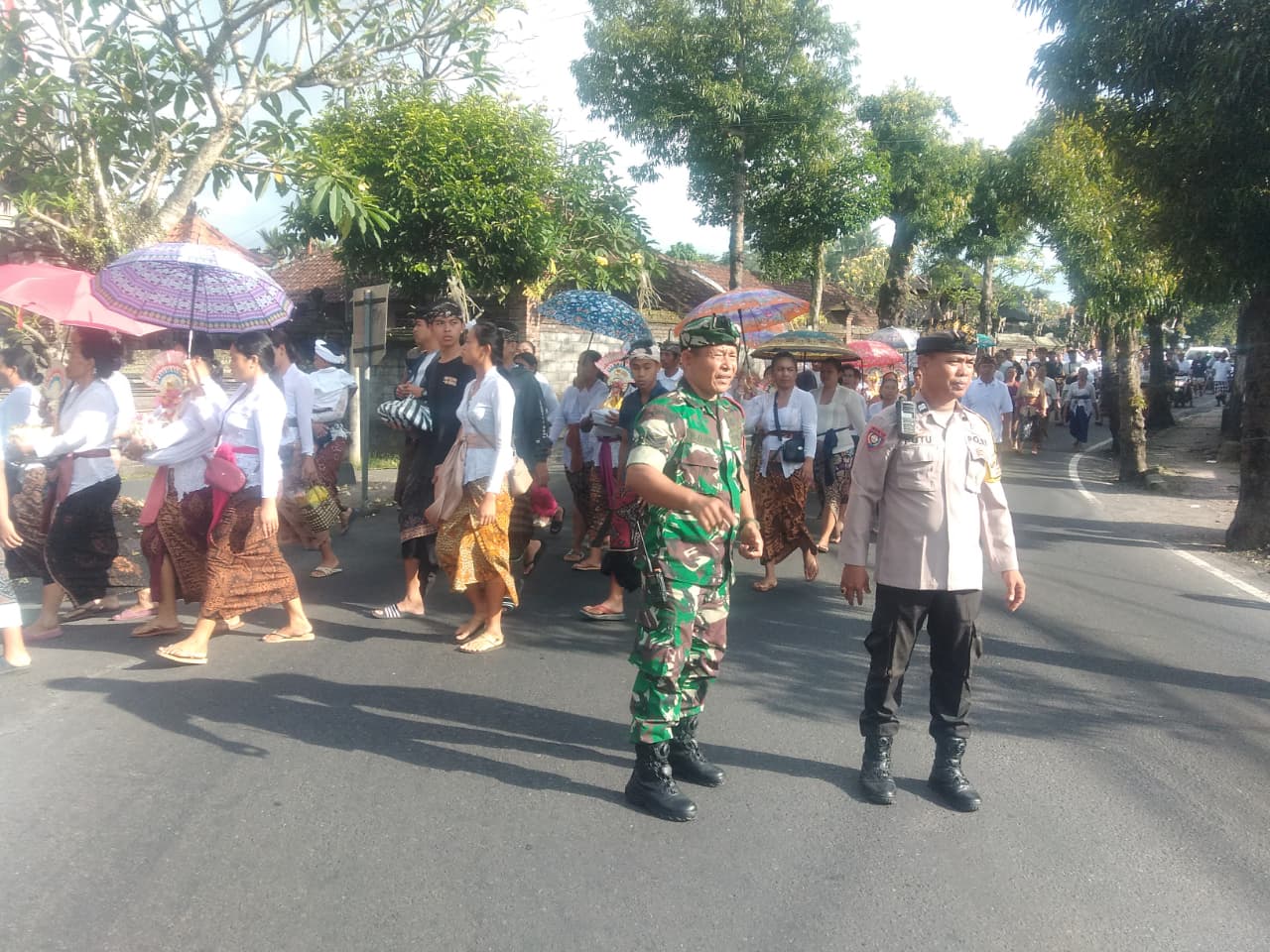 Babinsa Bersama Aparat Desa Adat Amankan 26 Sawe dalam Upacara Pitra Yadnya