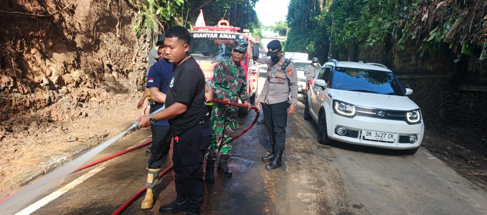 Sinergi TNI-Polri dan PUPR, Danramil Ubud Pastikan Jalan Raya Campuhan Kembali Lancar