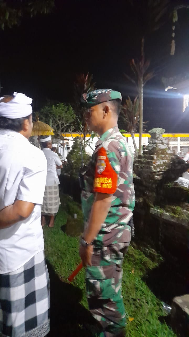Peran Aktif Babinsa Keliki Ciptakan Suasana Khidmat Persembahyangan Umat Hindu
