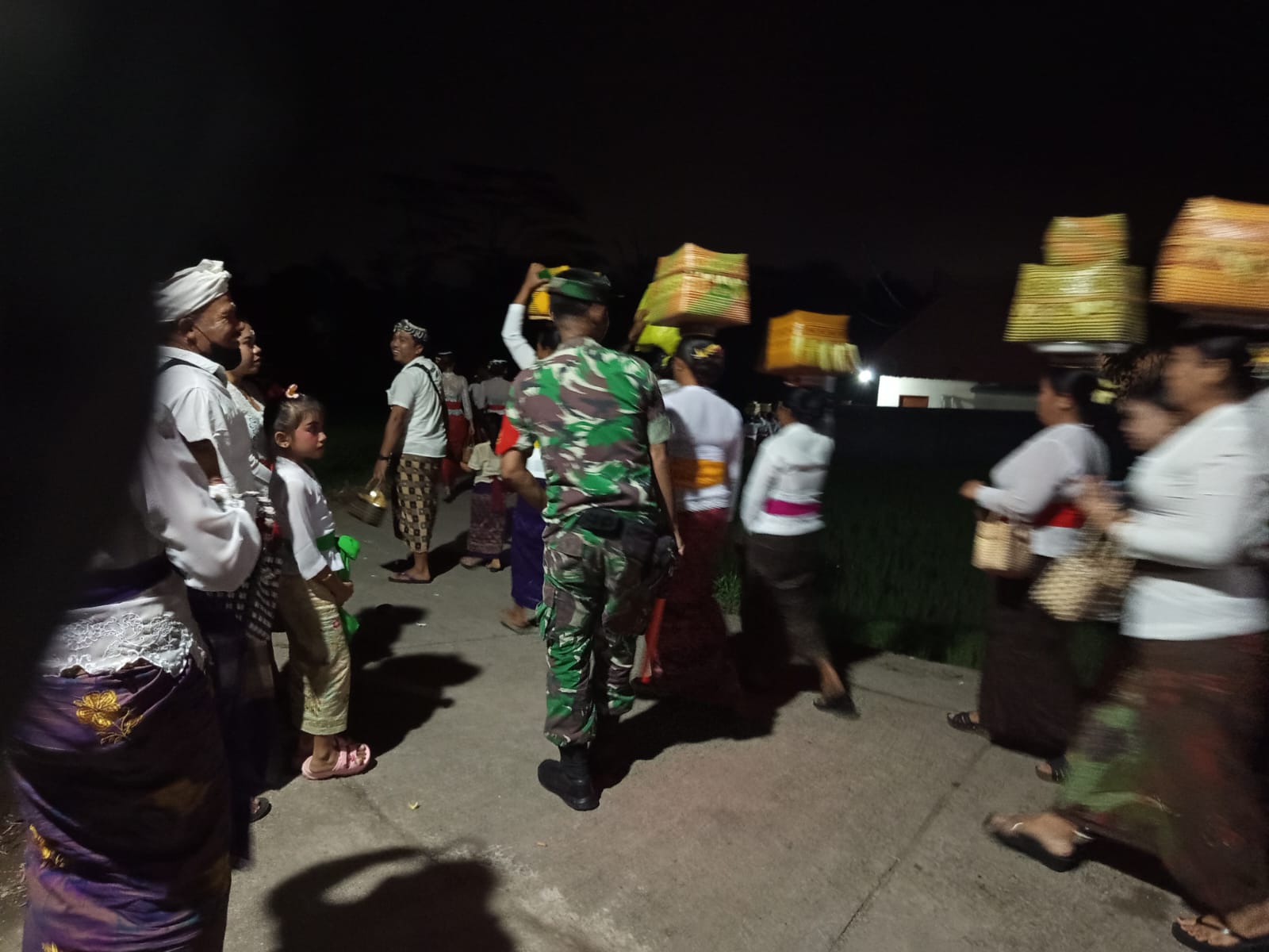 Wujudkan Ibadah Kondusif, Babinsa Tegallalang Dukung Persembahyangan Warga