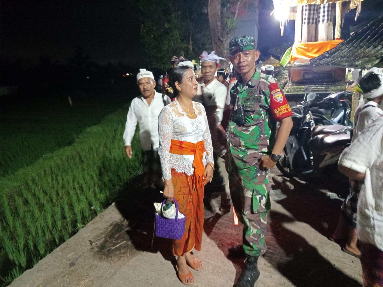 Babinsa Keliki Bersama Pecalang Amankan Piodalan di Pura Padang Likad