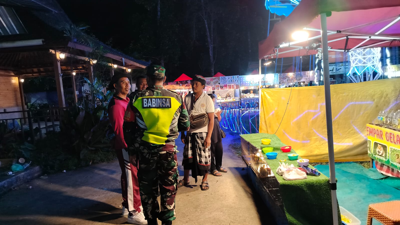 Sinergi Babinsa, Bhabinkamtibmas, dan Pecalang Jaga Ketertiban Safari Bazaar UMKM