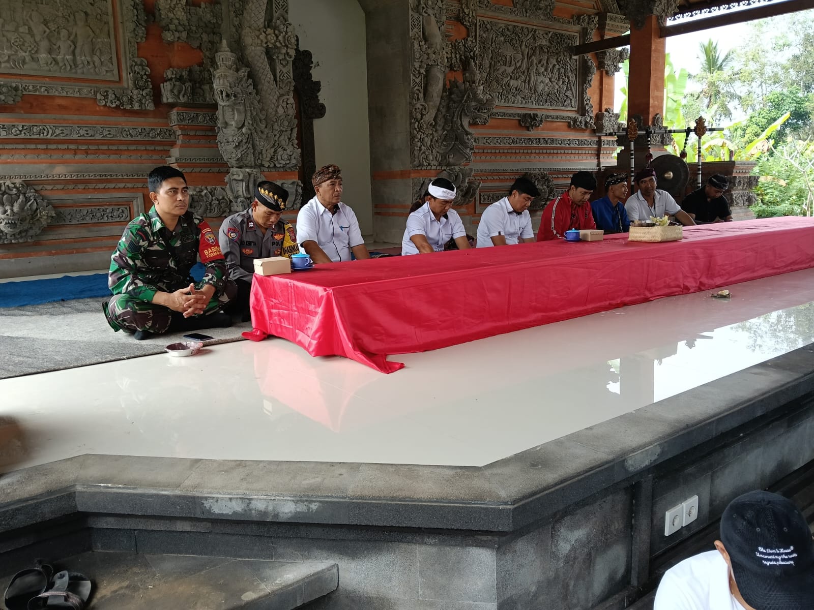 Sinergi Babinsa dan Bhabinkamtibmas Kawal Keamanan Turnamen Ceki di Banjar Ponggang