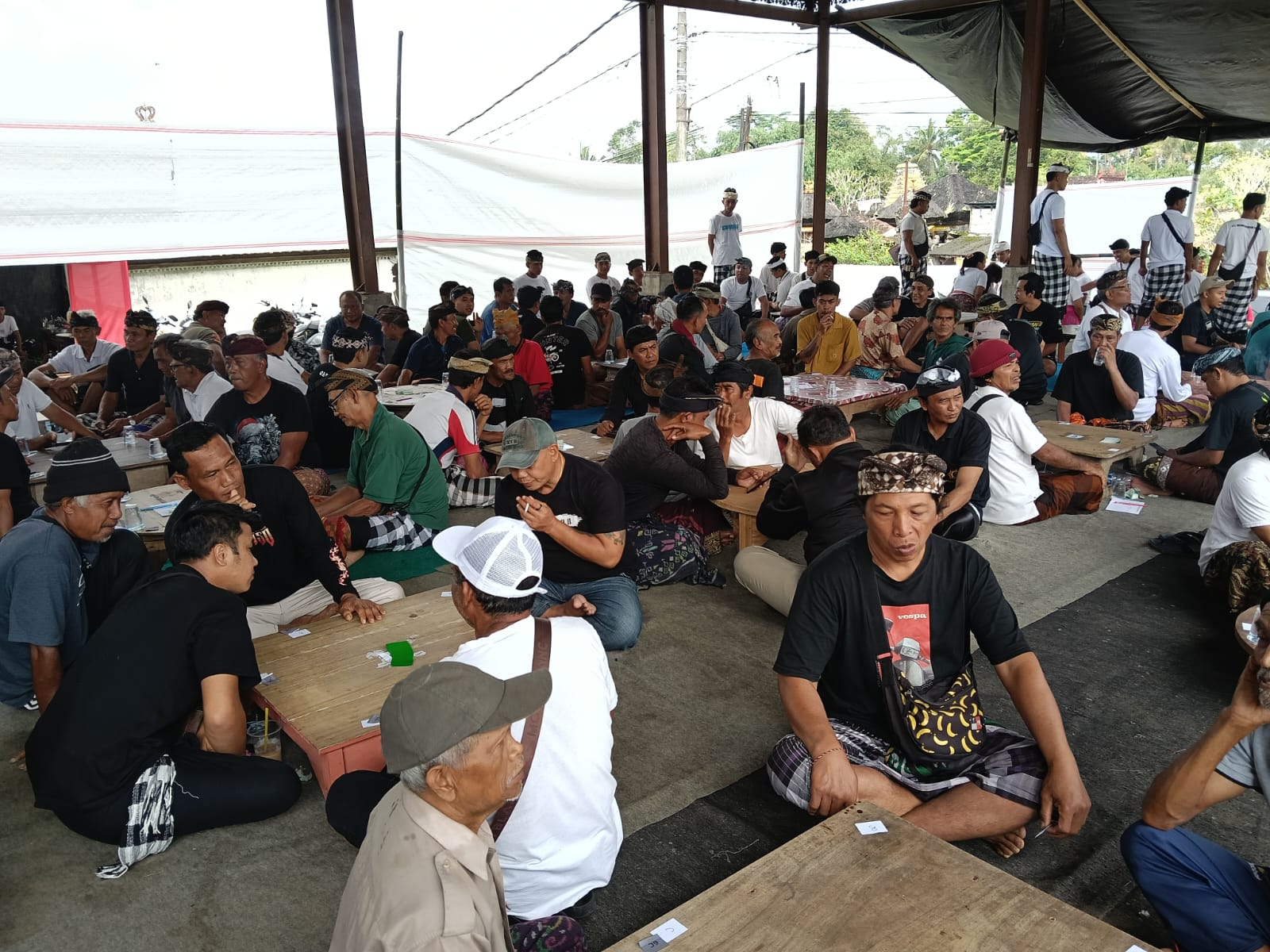 Babinsa dan Aparat Desa Adat Bersatu Jaga Kondusifitas Lomba Ceki di Payangan