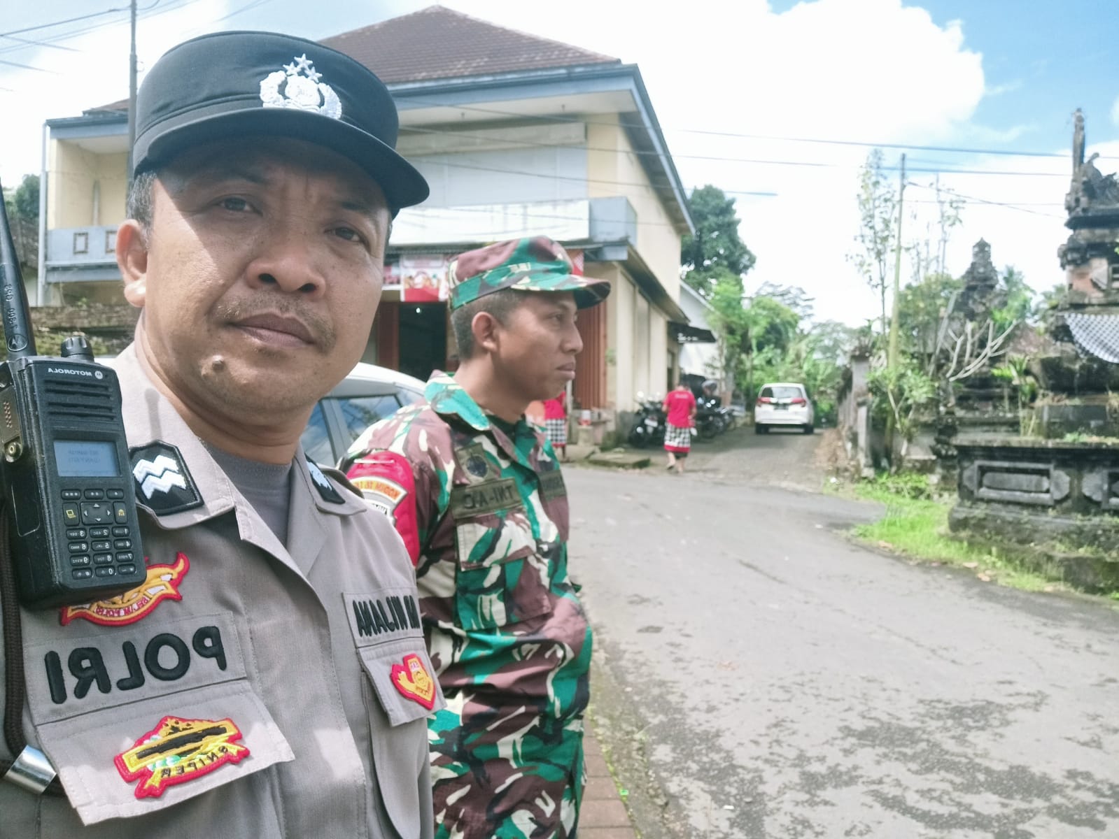Babinsa Bukian Ajak Warga Jaga Keamanan Selama Prosesi Keagamaan