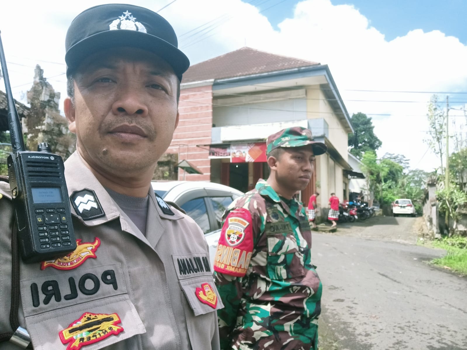Babinsa Desa Bukian Bersinergi Amankan Upacara Diksa Pariksa di Griya Cebang