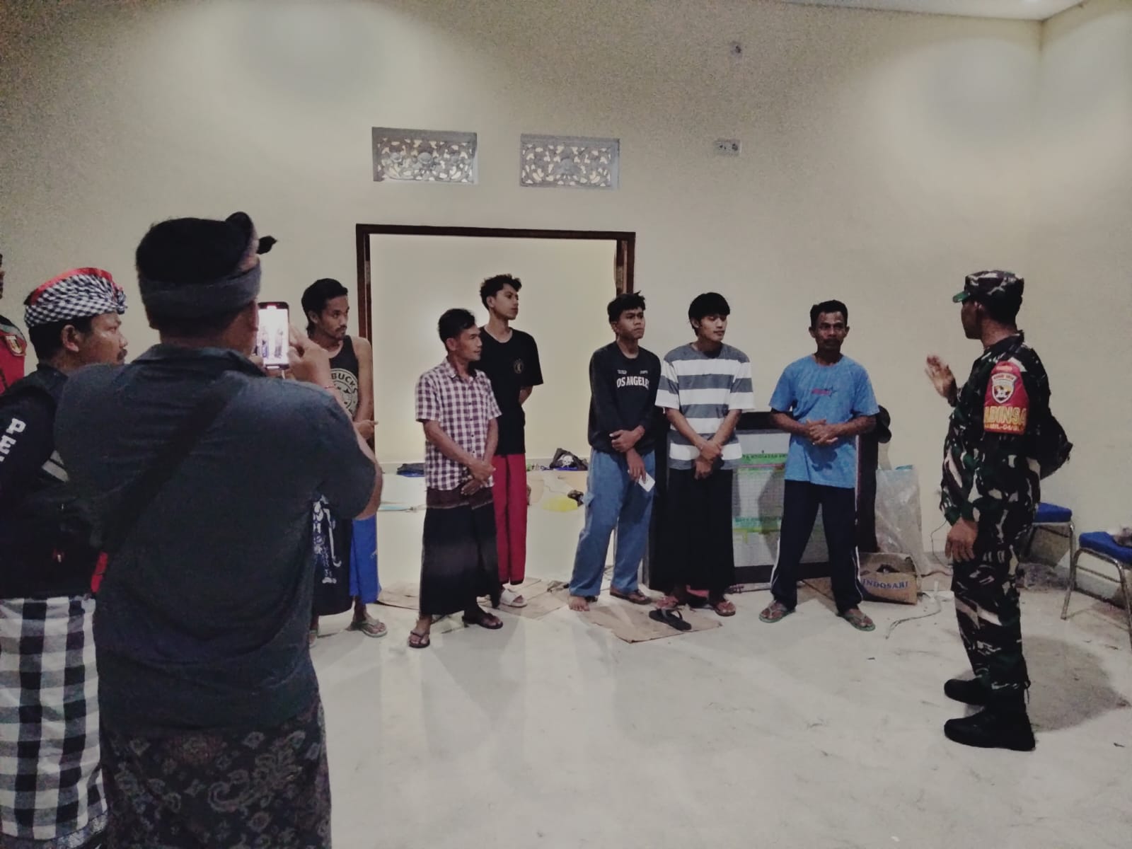 Babinsa Bona dan Tiga Pilar Gelar Sidak Penduduk Non Permanen di Pasar Rakyat